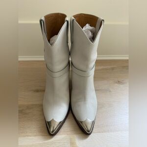 Isabel Marant White Leather Ankle Boots with Silver Tips. Western boots